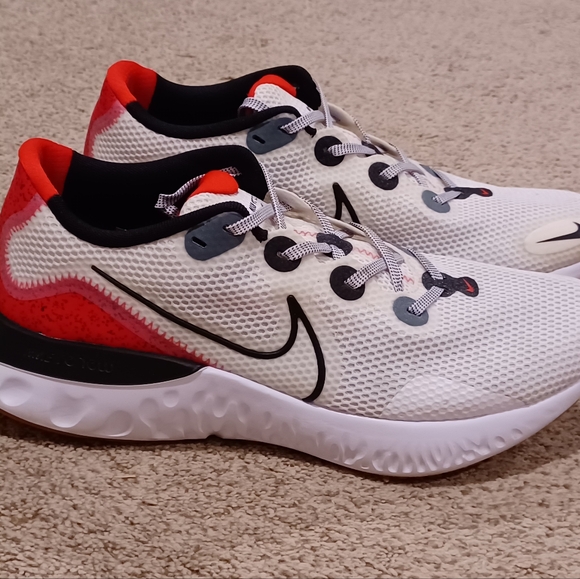 Nike Renew Run Running Shoes Black White Red Gum CW5231-100 Mens Size 11.5 - Picture 1 of 9